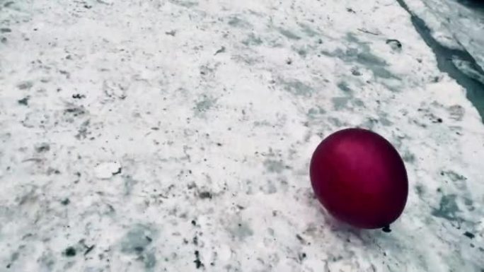 院子里的脏雪，带球的孩子