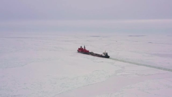 破冰船将一艘油轮拖过冰面