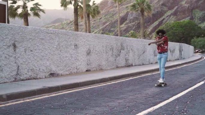 非洲男子在路上玩滑板