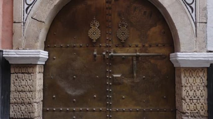 传统摩洛哥铁黄铜门入口。