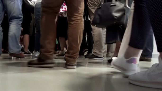在宣布恐怖袭击后，步行的人的腿从地下地铁站移开。