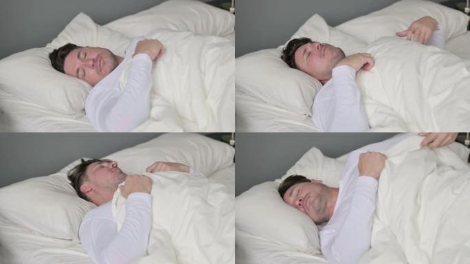 失眠症中年男子无法在床上睡觉