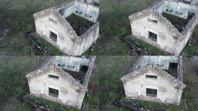 飓风过后，废弃的无屋顶废弃建筑: 由于农村逃亡，自然灾害和战争，一个村庄的房屋被拆毁和残破。