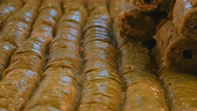 土耳其果仁蜜饼配开心果酱和sarma开心果馅。绿色土耳其果仁蜜饼。多莉视频。特写。4k