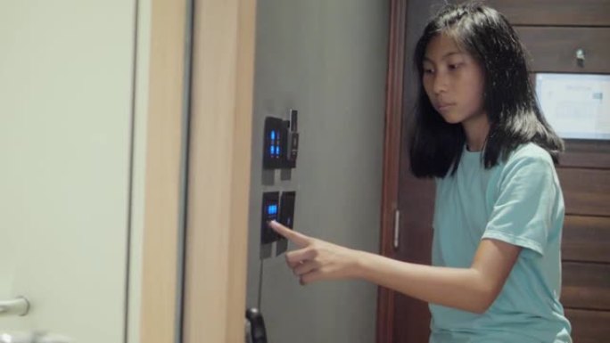 亚洲女孩学习如何在酒店房间使用电动控制器，现代生活方式理念。