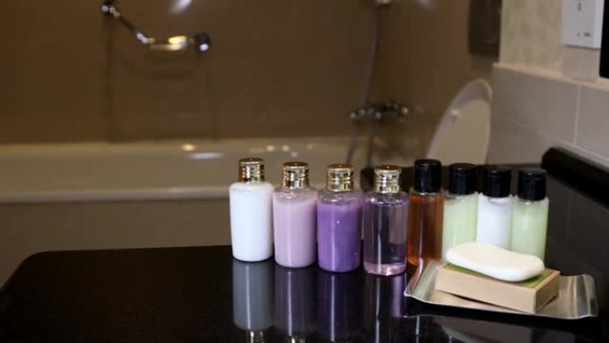 酒店房间桌子上的迷你瓶化妆品
