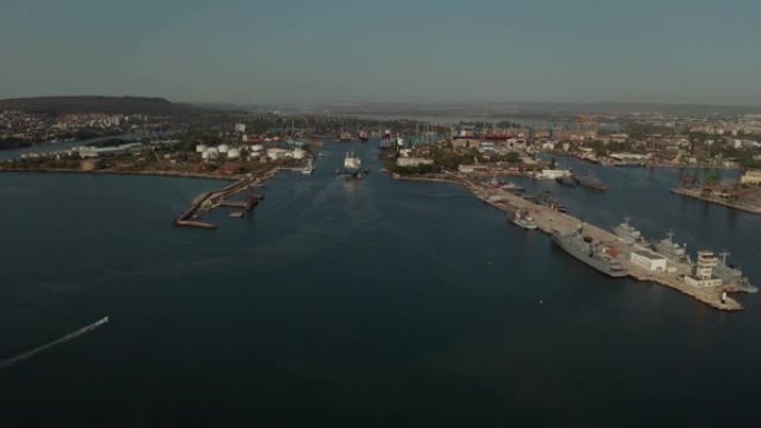 在拖船的引导下驶入港口进行维修的货船的鸟瞰图。