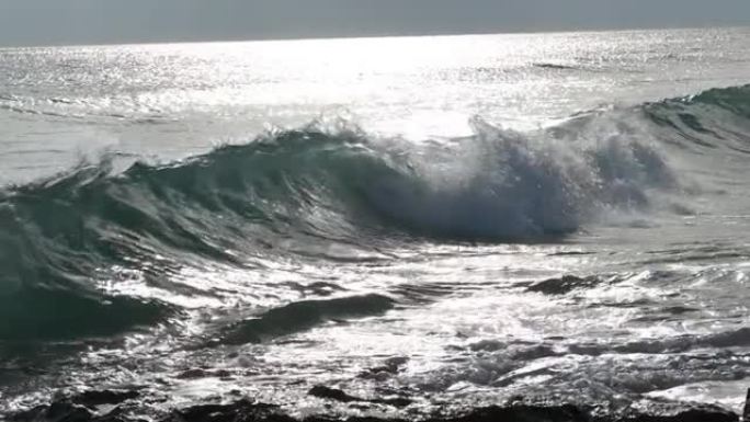 离子海的强烈波浪冲破并溅到岸上