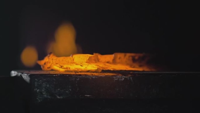锻造车间。铁匠手工生产。铁匠用铁锤敲击灼热的金属，在铁砧上，进行锻造过程。