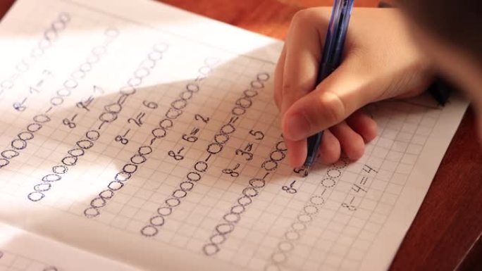 孩子在字帖里写数学方程式