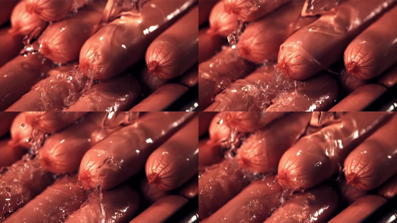 香肠上的超慢动作是流动的水。在1000 fps的高速相机上拍摄。