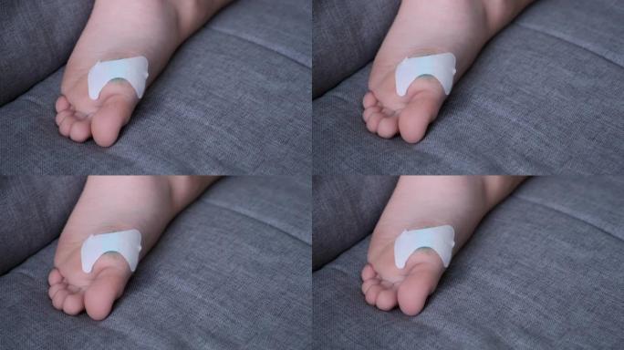 孩子脚上的伤口贴膏药，特写视图。