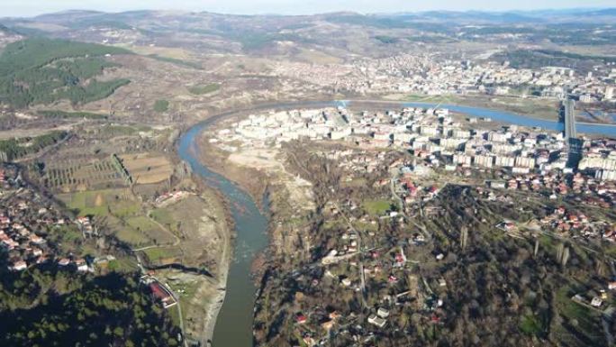 保加利亚卡尔扎利镇和阿尔达河的空中全景