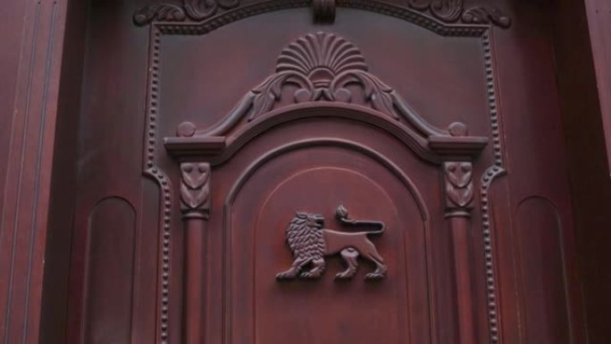 木制华丽雕刻狮子门艺术风格保护