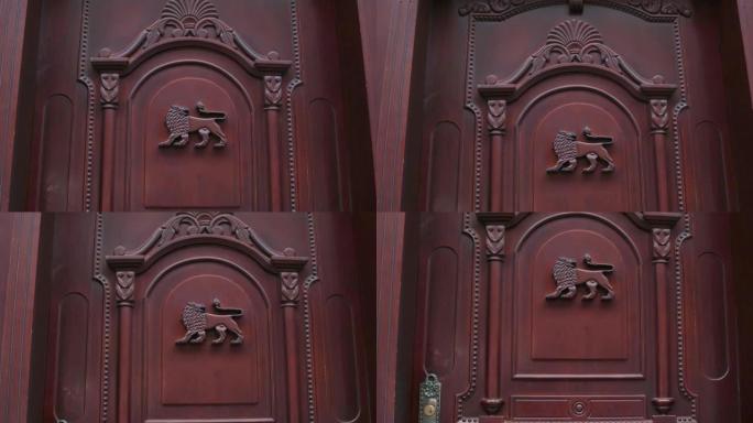 木制华丽雕刻狮子门艺术风格保护