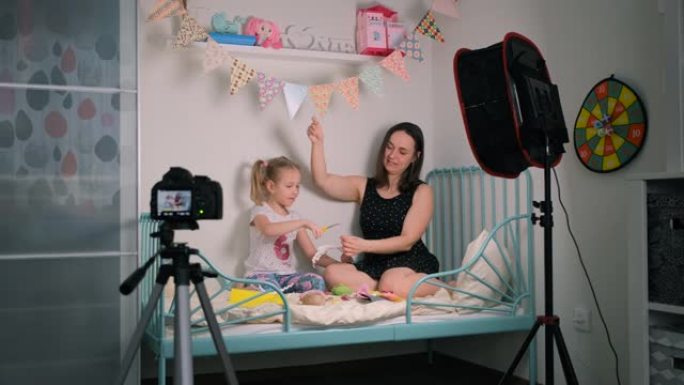 小女孩和母亲一起拍摄制作视频日志