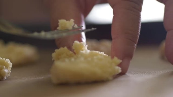 烘焙前加工椰子黄油饼干，小企业概念。