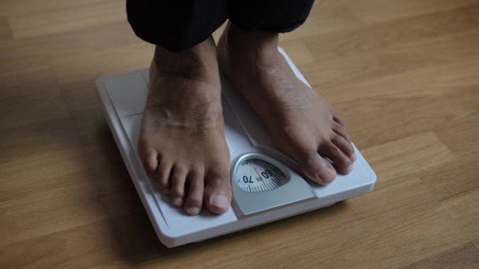 特写体重秤，用于测量体重减轻。称重秤健康减肥概念。中长镜头平移多莉移动聚焦多莉滑块，用于慢动作