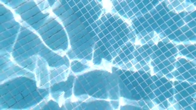 纯蓝的水在池中与光反射。从空旷的蓝色游泳池的水下观看。