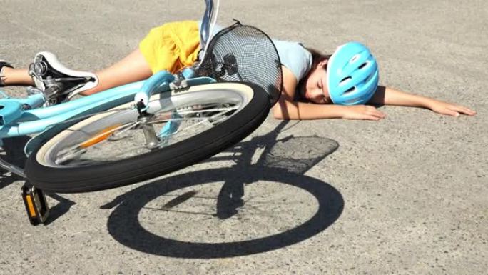 年轻女孩骑自行车摔倒了