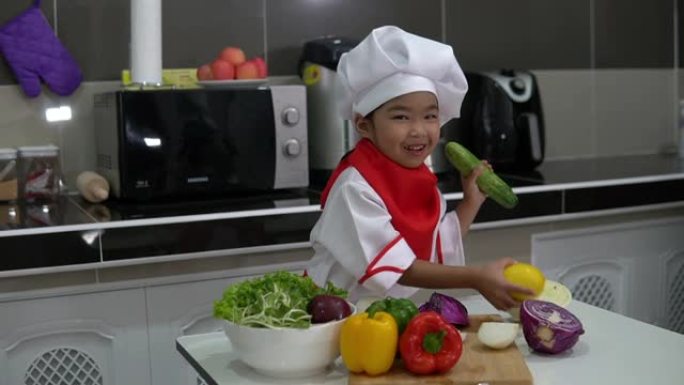 可爱的亚洲女孩穿厨师制服