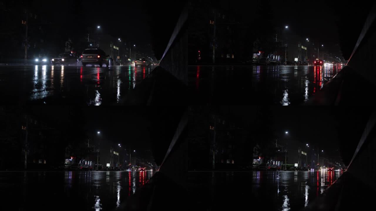 雨天的城市交通。大灯反射在城市潮湿的沥青上。延时