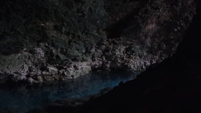 有淡水的洞穴，悬崖下的地下河洞穴，桑给巴尔，库扎洞穴