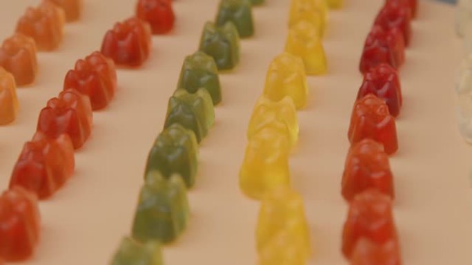 彩色熊形软糖软糖。不同种类软果冻哈里波糖果旋转的特写宏视频。