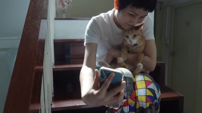 亚洲女子在家与猫自拍