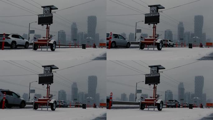 雪时温哥华市中心附近桥上的速度表