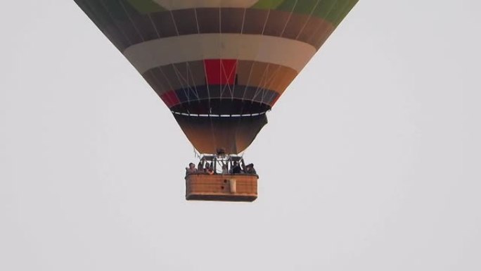 空中飞行的热气球