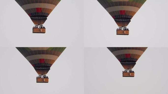 空中飞行的热气球