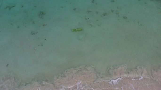 4k鸟瞰图俯视图无人机移动美丽的局部海滩，白色的沙子和水面纹理，泡沫波，珊瑚完美清澈的海水。马来西亚
