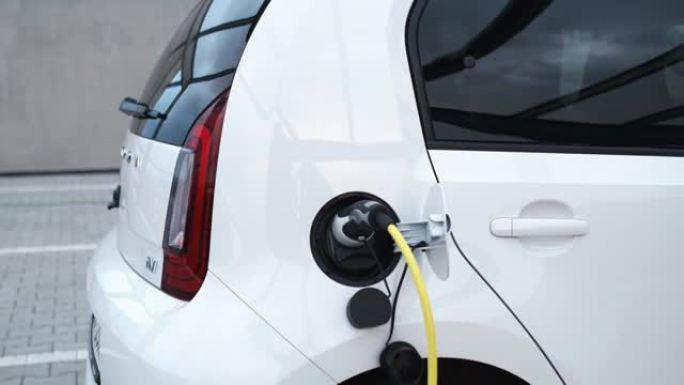 电动汽车在街上充电。