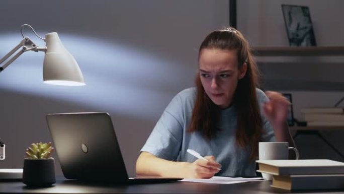 后期学习在线学习女孩笔记本电脑任务咖啡