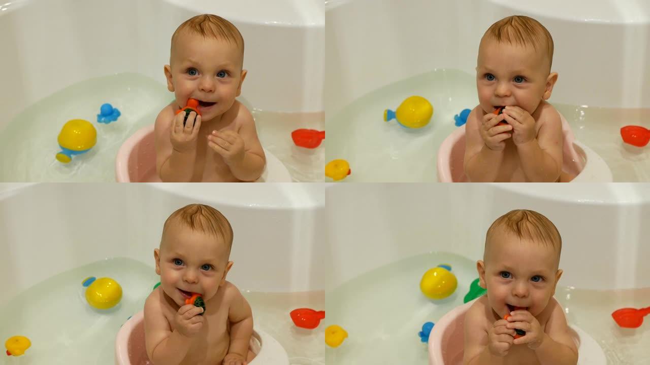 浴室里的小孩。微笑的孩子在浴室里，带着五颜六色的玩具。