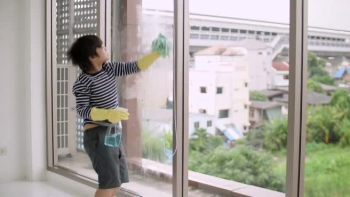 男孩用海绵洗窗户玻璃，为父亲伸出援助之手