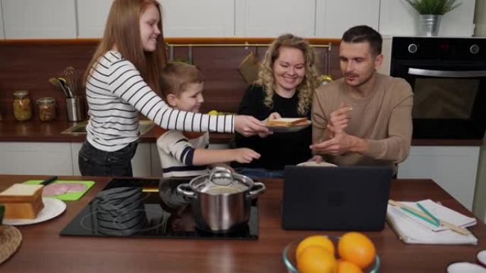 聋哑的父母在厨房里与孩子们欢欣鼓舞