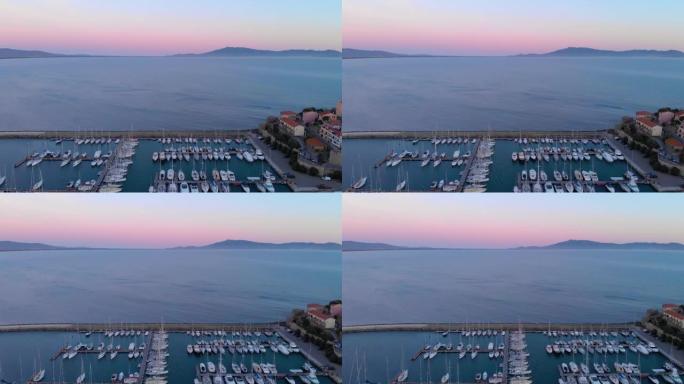 日落时分，来自意大利海城塔拉莫内的游艇港