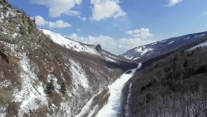 无人机可以看到Tigrovaya河和岩石公主城堡的山谷