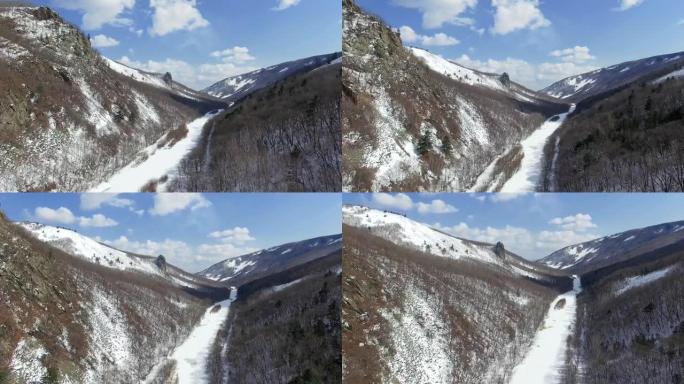 无人机可以看到Tigrovaya河和岩石公主城堡的山谷