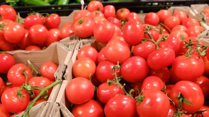 超市里漂亮的红番茄正在出售，天然产品