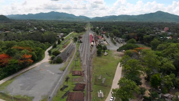 在铁路上运行的泰国老火车或柴油机车