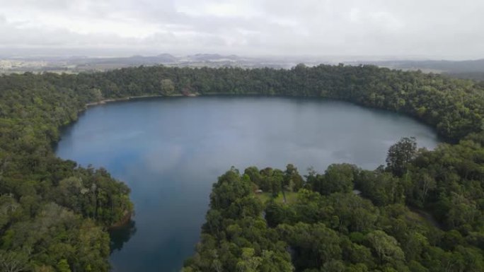 火山湖流苏着郁郁葱葱的热带雨林风景全景