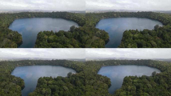 火山湖流苏着郁郁葱葱的热带雨林风景全景