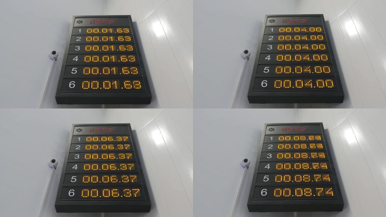 游泳比赛用体育电子数字记分牌。运动员开始时间的秒数在屏幕上跑过。锦标赛上的运动员游泳