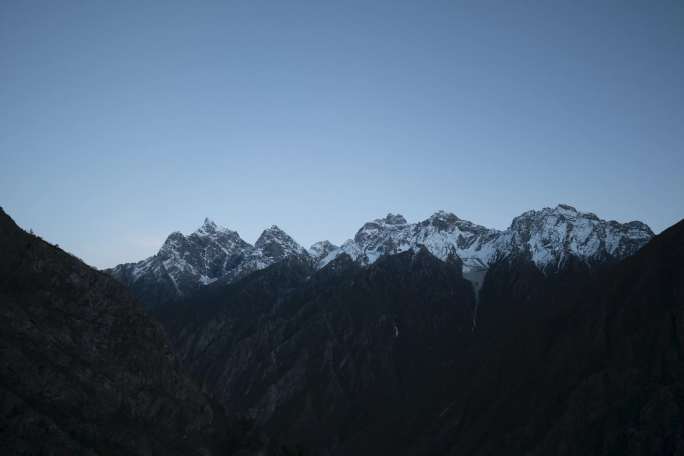 山顶 山顶雪雾 深山峡谷 山高谷深