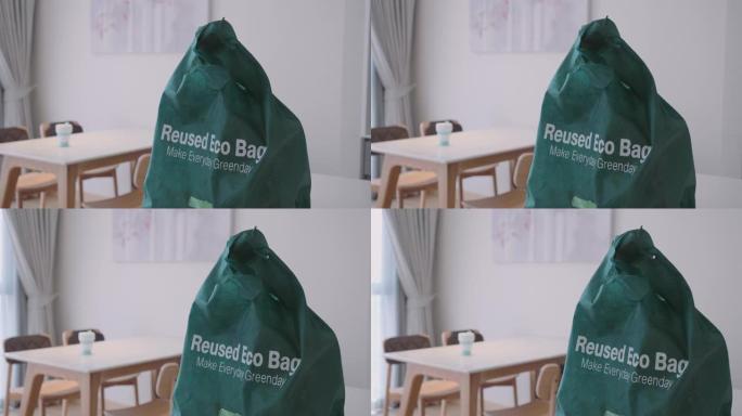 桌子上绿色可重复使用购物袋的特写