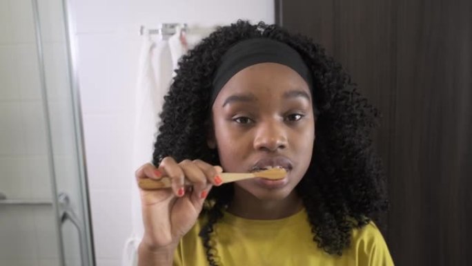 黑人女孩刷牙。酒店。