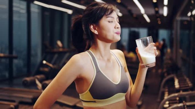 年轻快乐的亚洲妇女喝白底鲜牛奶清洁平衡的健康食品概念健康食品，饮食和健身概念有机食品保健和医学概念
